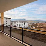 Modern Smart Apartment, Garage & View *